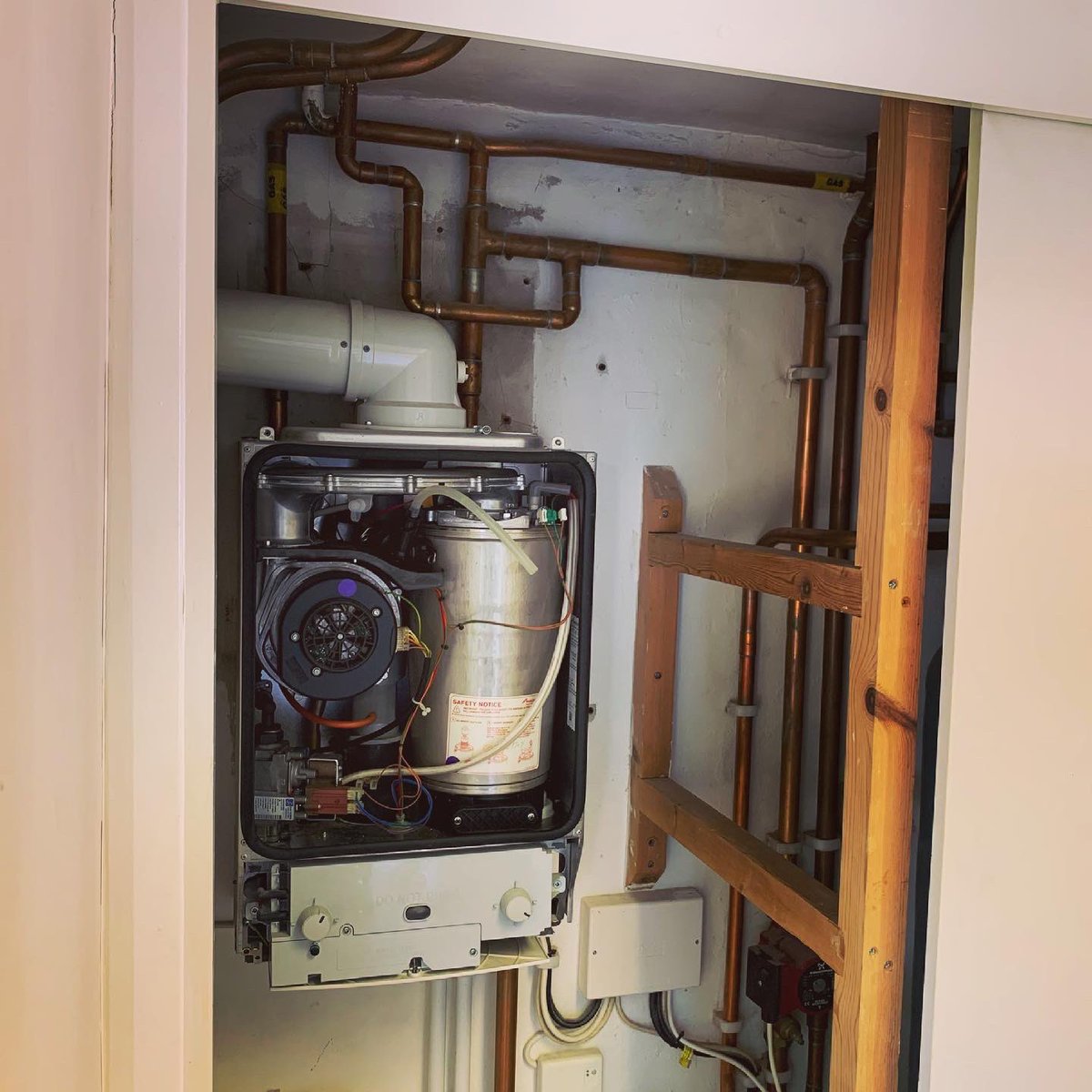 irbheating's tweet photo. Open vent to sealed system 🎈

Spot the @IMIHydronicUK #Statico 18L vessel tucked away neatly.

This job all done with 
@ConexBanninger >B< press 

My install from 2012, how time flys! https://t.co/Wa7gCwyGw2