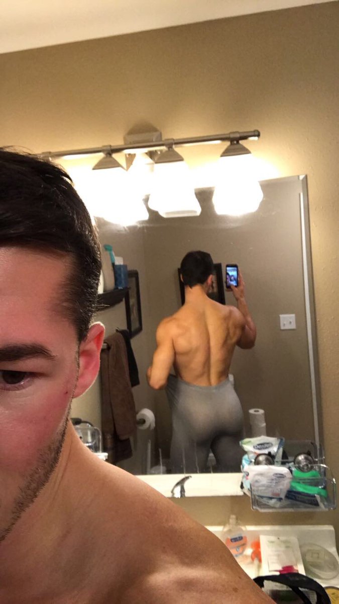 helladro's tweet image. I hate it when my face sunburns 👹