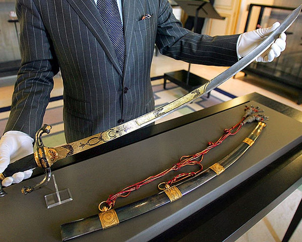 🟡 𝗜𝗡𝗦𝗢𝗟𝗜𝗧𝗘

L'épée de #Napoléon, utilisée au combat il y a plus de 200 ans, s'est vendue 6,4 millions de dollars aux enchères.