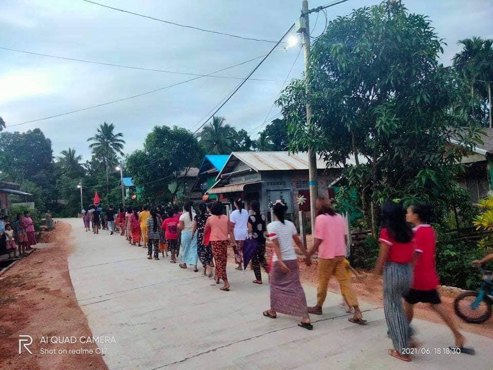 Mnoe53289617's tweet photo. Evening anti-dictatorship protest by locals of Mya Khapat village, LaungLon Tsp. #June18Coup #WhatsHappeningInMyanmar https://t.co/32B79QO4vd