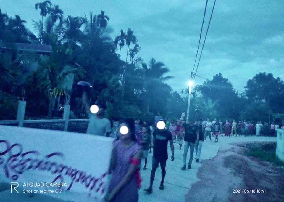 Mnoe53289617's tweet photo. Evening anti-dictatorship protest by locals of Mya Khapat village, LaungLon Tsp. #June18Coup #WhatsHappeningInMyanmar https://t.co/32B79QO4vd