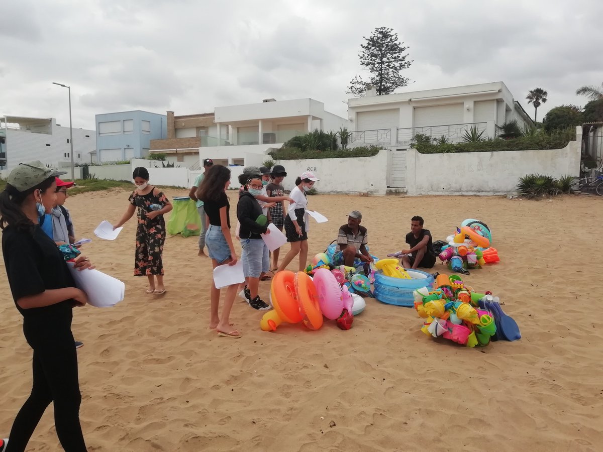 Lycee_Descartes's tweet photo. [👉#DescartesEnDirect] Pour finir l'année sur de nouvelles pratiques, les 8 classes de 6è se sont rendues avec leurs professeurs à Skhirat pour faire un travail de terrain sur le littoral et s'initier au surf sur la semaine du 14 au 18 juin. @aefeinfo https://t.co/tHJJoB8eT1