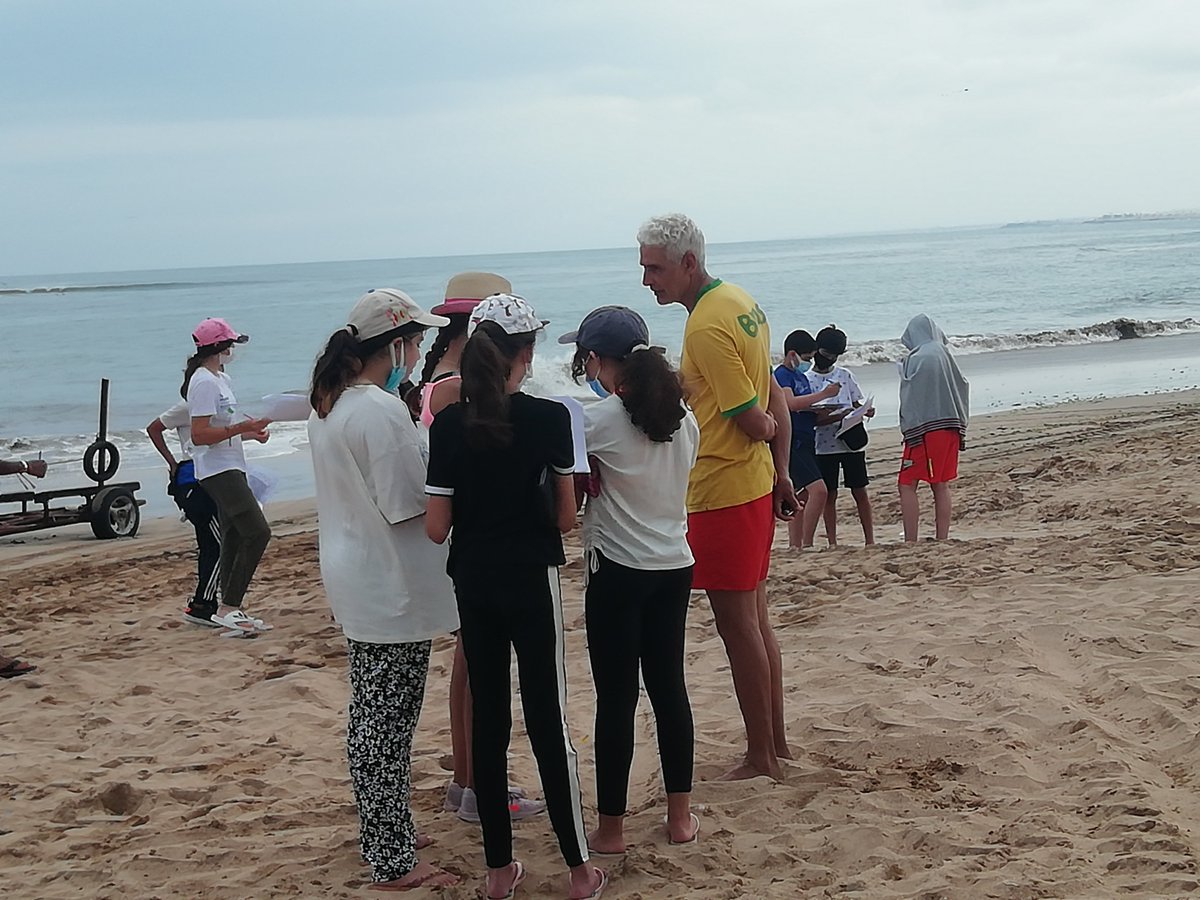 Lycee_Descartes's tweet photo. [👉#DescartesEnDirect] Pour finir l'année sur de nouvelles pratiques, les 8 classes de 6è se sont rendues avec leurs professeurs à Skhirat pour faire un travail de terrain sur le littoral et s'initier au surf sur la semaine du 14 au 18 juin. @aefeinfo https://t.co/tHJJoB8eT1