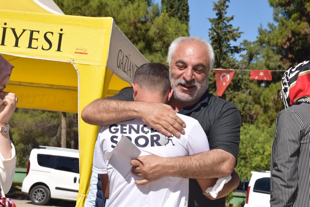 HanifiOzdemir27's tweet photo. Gaziantep AK Parti İl Sosyal @zehraunal27 Başkanlığında Bugün  @GbbGenclikSpor ile; Ortak Proğramın da Şehitlerimizin Bizlere emaneti Olan Çok Kıymetli Şehit Babalarımızla Babalar Gününde Gençlerimizi Buluşturduk. 
#BirÖlürBinDiriliriz
#BabalarGünü
@RTErdogan
@EyupOzkececi https://t.co/N9d4t7hRnw