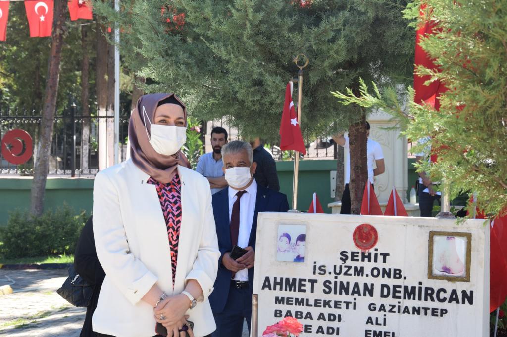 HanifiOzdemir27's tweet photo. Gaziantep AK Parti İl Sosyal @zehraunal27 Başkanlığında Bugün  @GbbGenclikSpor ile; Ortak Proğramın da Şehitlerimizin Bizlere emaneti Olan Çok Kıymetli Şehit Babalarımızla Babalar Gününde Gençlerimizi Buluşturduk. 
#BirÖlürBinDiriliriz
#BabalarGünü
@RTErdogan
@EyupOzkececi https://t.co/N9d4t7hRnw