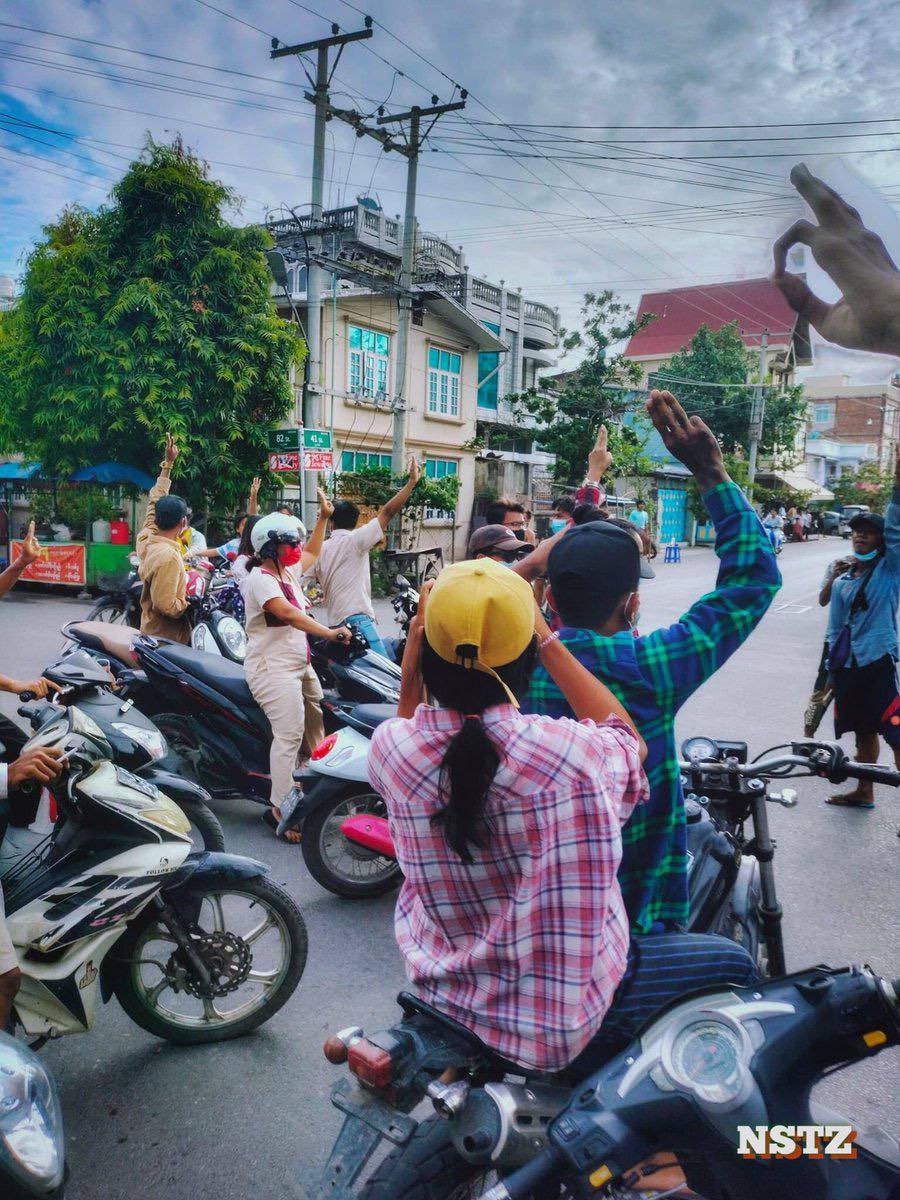 Mnoe53289617's tweet photo. Marching Motorcycles Honk Strike by famous Mya Taung Strike in Mandalay this evening. #June18Coup #WhatsHappeningInMyanmar https://t.co/iYNDFli8gC