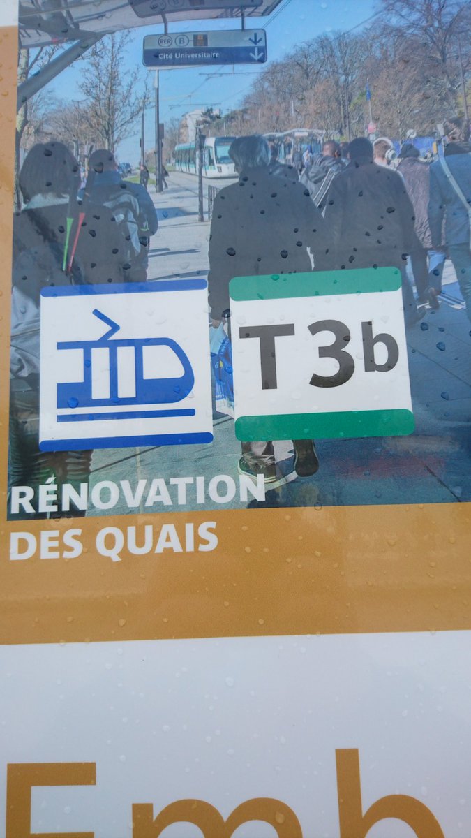 RinkioJTop's tweet image. La nouvelle signalétique IDFM, sur fond blanc, ça va, mais sur fond coloré, ça fait bizarre (le petit quart de disque blanc à l'intérieur des barres)