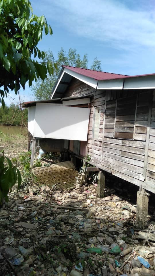 syafiqfekitoa's tweet photo. Assalamualaikum semua , aku tak tahu nak cakap macam mana . Tapi aku mengharapkan power of twitter. Bro ni dia dm aku mintak tolong , dia cakap dia takde apa apa sebab pkp ni kene berhenti kerja . Dia ada anak 3 orang tapi bekalan makanan diaorang pun dah nak abis . https://t.co/62eQQ8hTwS