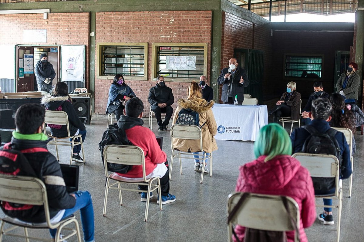 JuanManzurOK's tweet photo. Seguimos afianzando el programa de inclusión digital “Juana Manso” en Tucumán. Hoy en la Escuela Media Ramón Araujo, de la Capital, junto al ministro de Educación Juan Pablo Lichtmajer, entregamos 45 netbooks a los estudiantes del establecimiento que cursan el 5to año. https://t.co/j2kZny9s3S