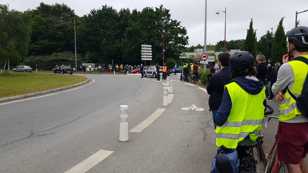 benco_c's tweet photo. Rond point à #Cesson-Sévigné où a eu lieu le tragique accident, une grosse centaine de cyclistes
@Rayons_Action https://t.co/NyHt0gxL2r