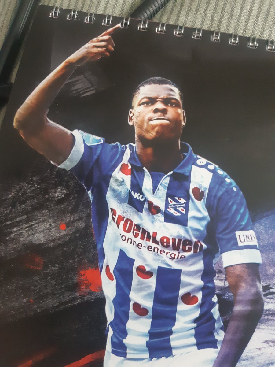 WiggelevdV's tweet photo. Wat zal deze kalender van @scHeerenveen in waarde stijgen als  @DenzelJMD2 zo door blihft gaan bij #Oranje  👍👌 https://t.co/IG0StHBdfL