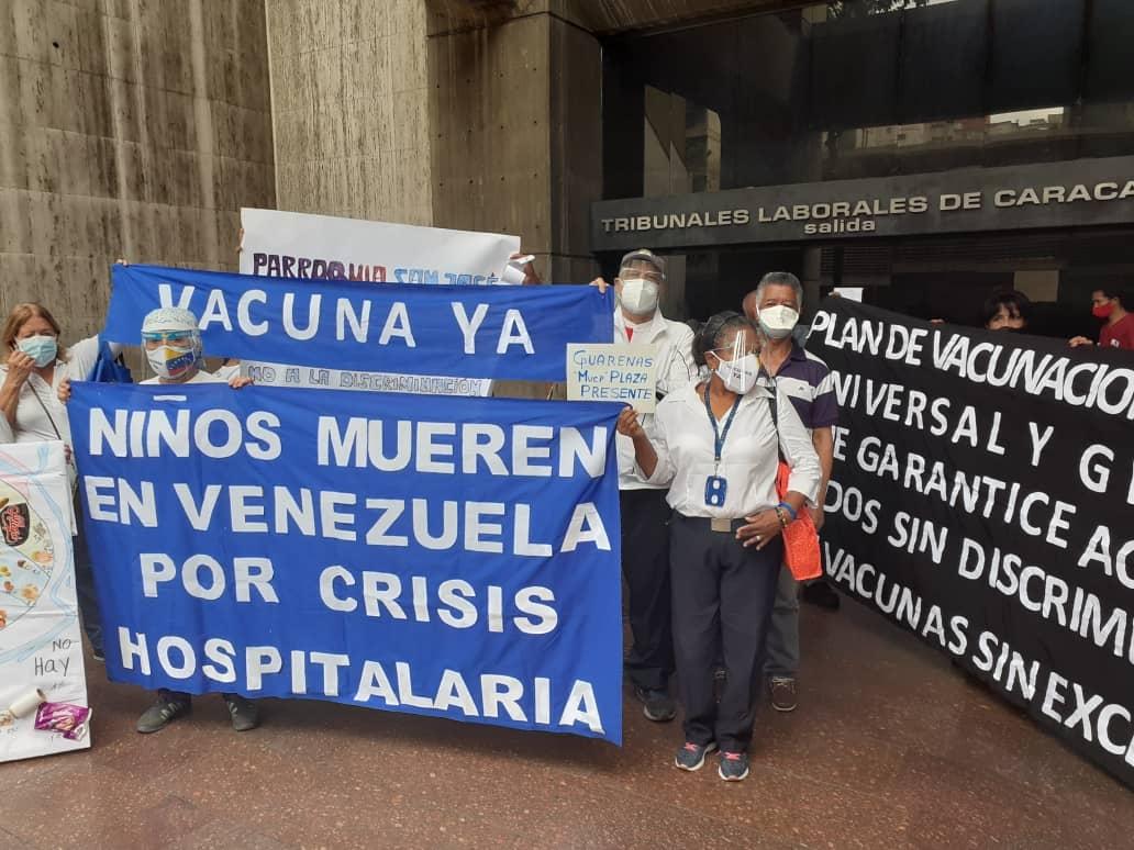 PROTESTA | #18Junio | Caraqueños exigen ante la Defensoría del Pueblo un verdadero #PlanDeVacunación, universal, gratuito y sin discriminación. 

Asimismo, gremio de enfermeras denuncian que debido a la crisis de la salud muchos niños mueren en Venezuela. #VacunasParaTodosYa.