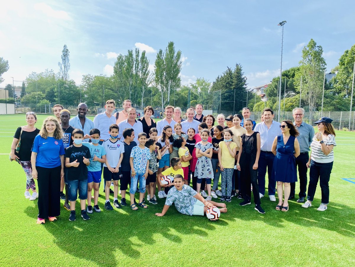 JulienMiro's tweet photo. Merci aux bénévoles et aux enfants du RC Lemasson à #Montpellier, de leur accueil chaleureux et de ce moment  convivial passé ensemble à l’occasion de la visite du Ministre @olivierdussopt. @ElanOccitan @ElanOccitan34 @MIRALLESMP @ITolleret @v_terrailnoves https://t.co/SW7KD4k6f1