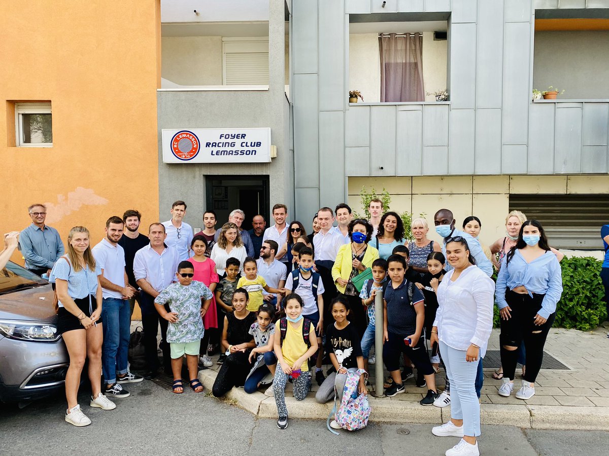 JulienMiro's tweet photo. Merci aux bénévoles et aux enfants du RC Lemasson à #Montpellier, de leur accueil chaleureux et de ce moment  convivial passé ensemble à l’occasion de la visite du Ministre @olivierdussopt. @ElanOccitan @ElanOccitan34 @MIRALLESMP @ITolleret @v_terrailnoves https://t.co/SW7KD4k6f1