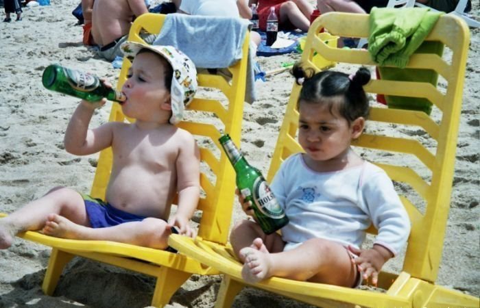 velotimo's tweet photo. Noah e a namorada, já a descansar na praia. https://t.co/xoSy2mwdVa