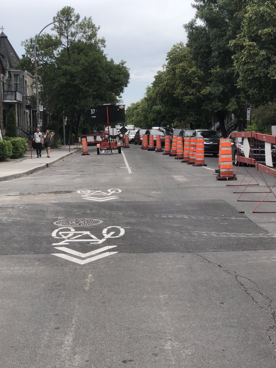 Saint-Laurent squeezed to one lane at Faimount for no apparent reason.  Flashing red light at the intersection is compounding the problem.  Madam Mayor…I thought our city had a crew to prevent this madness!!!!! ⁦<a href="/MTL_Ville/">Ville de Montréal</a>⁩