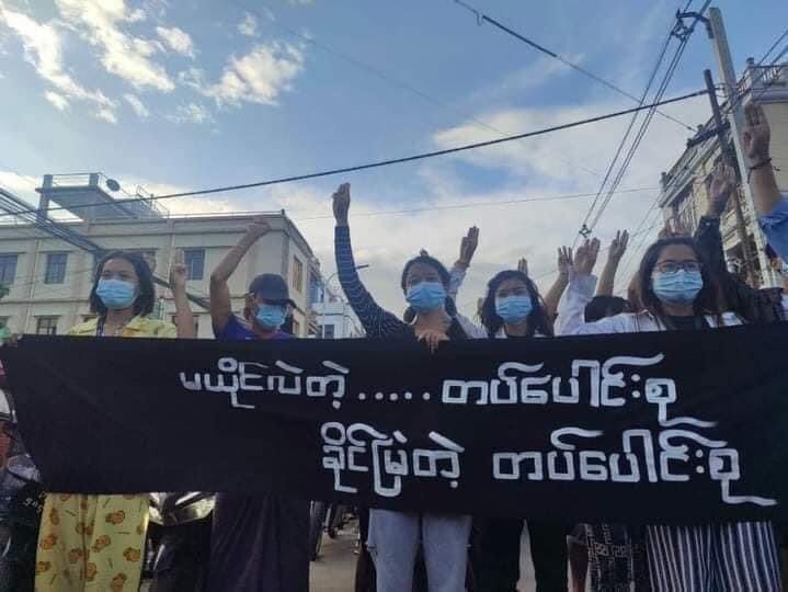 Helenahsu5's tweet photo. People in Mandalay organized and participated in an anti-coup protest today.
#WhatsHappeningInMyanmar
#June15Coup https://t.co/MwKK60AzkX