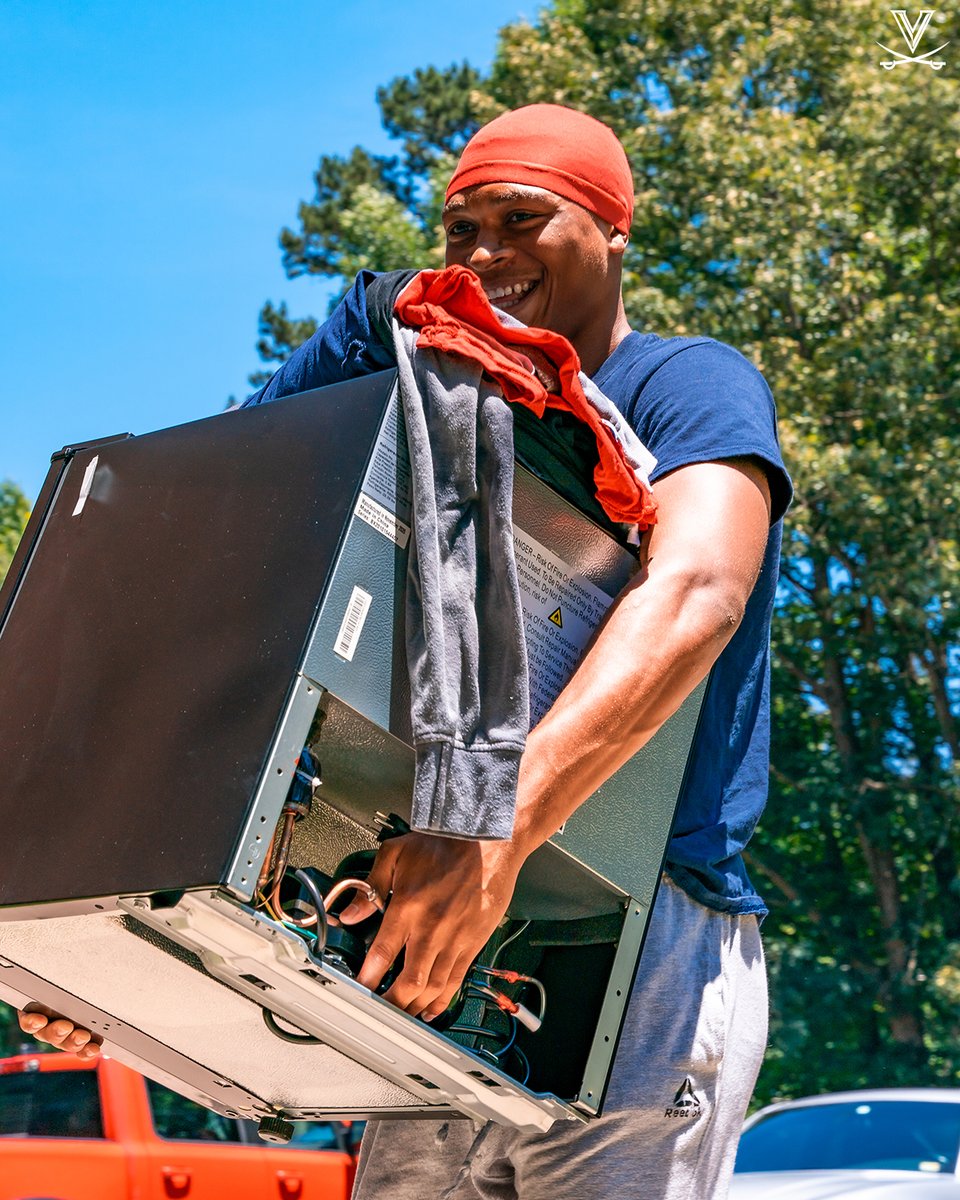UVAFootball's tweet photo. 𝐖𝐄𝐋𝐂𝐎𝐌𝐄 𝐇𝐎𝐌𝐄

The new class of Hoos has arrived‼️

#GoHoos |#THEStandard https://t.co/xHvj2YwwWM