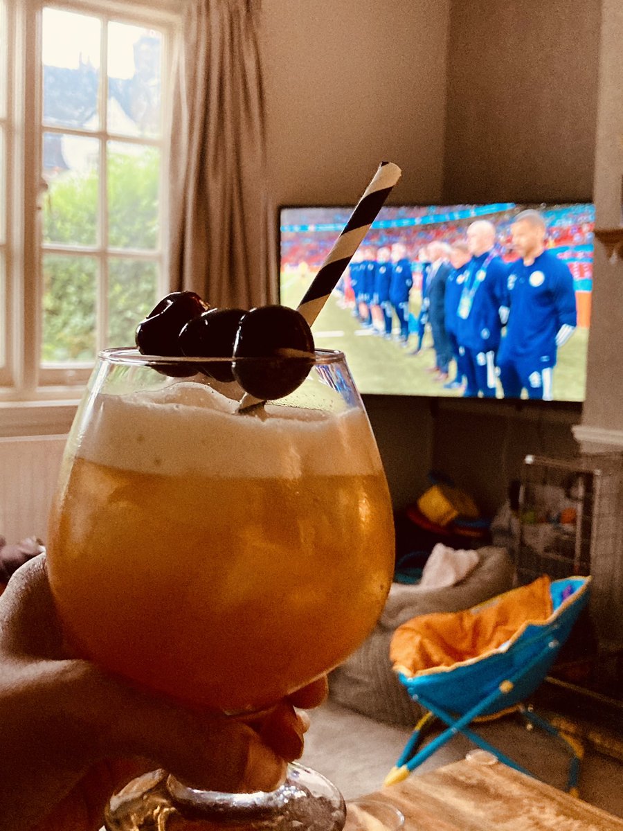 SharonBanga2016's tweet photo. #cheerstotheweekend
#englandforthewin https://t.co/GNJIqCVFL3