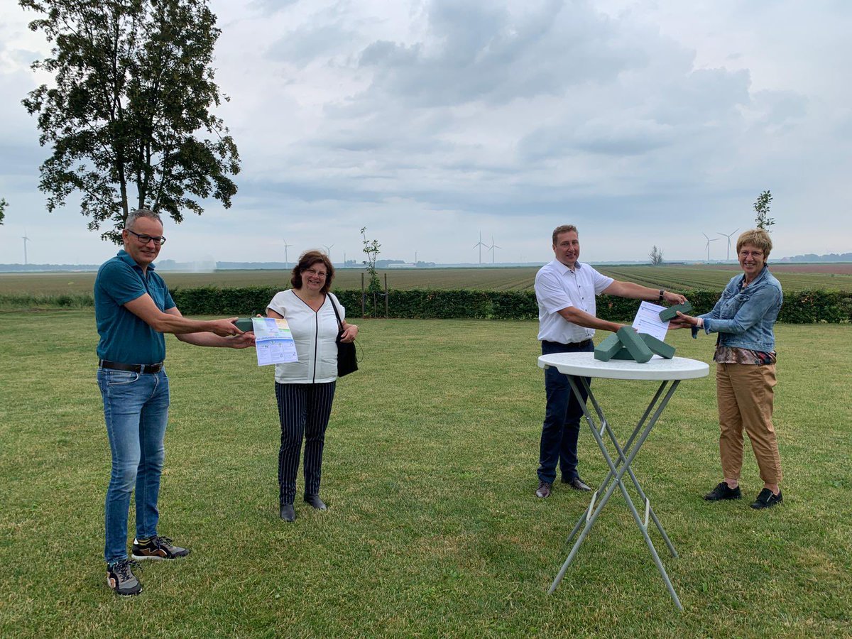 DekkerCoby's tweet photo. Interessant werkbezoek van @HaroldHofstra en @Cora_Smelik aan @FACFlevoland. Gesproken over #akkerbelt, #ANLb en groeiende rol! Pamflet #GroeneBouwstenen voor een #NatuurinclusieveSamenleving overhandigd. https://t.co/H679K7GVvX