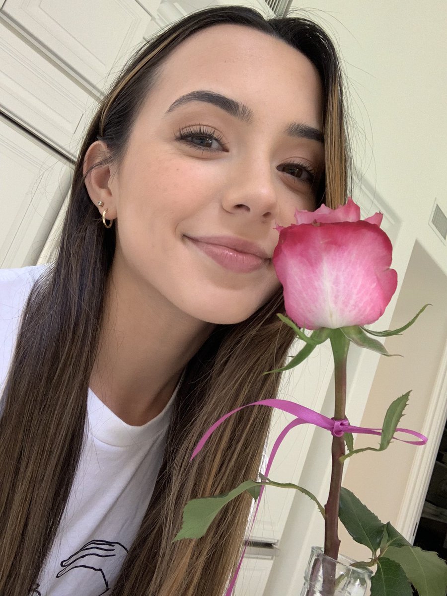 veronicamerrell's tweet photo. Thank you for the rose @AaronBurriss 💜🌷 https://t.co/i1CRYCnRWR