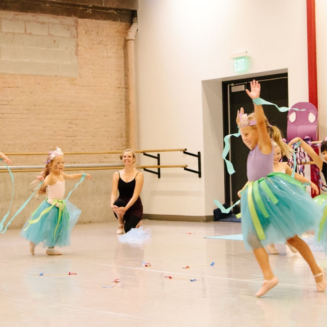 Join us this summer at our Thanksgiving Point location for week-long summer camps. These summer camps will allow students to integrate learning basic dance technique skills and their imagination. For more information visit: buff.ly/2SBdUy7