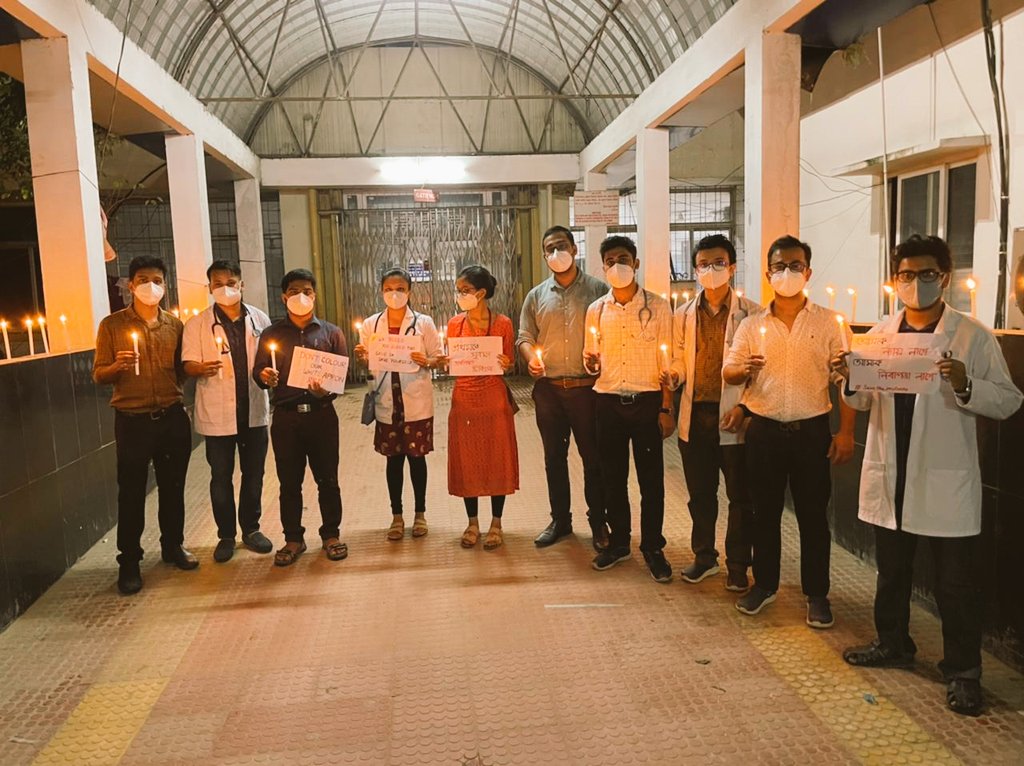 jdagmch's tweet photo. Lighting of candles in GMCH campus to stand in solidarity of those who lost their lives in this pandemic and the healthcare workers who succumbed to violence across the country. @IMAIndiaOrg 
@imajdnnational @FordaIndia
#SaveTheSaviours 
#NationalProtestDay https://t.co/vjo912iFhb