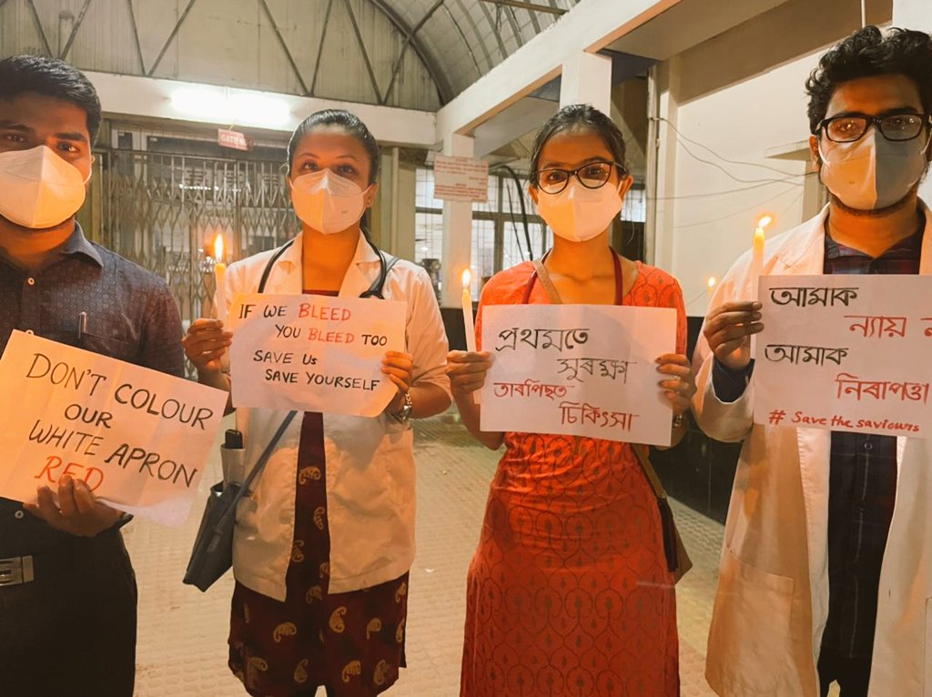 jdagmch's tweet photo. Lighting of candles in GMCH campus to stand in solidarity of those who lost their lives in this pandemic and the healthcare workers who succumbed to violence across the country. @IMAIndiaOrg 
@imajdnnational @FordaIndia
#SaveTheSaviours 
#NationalProtestDay https://t.co/vjo912iFhb