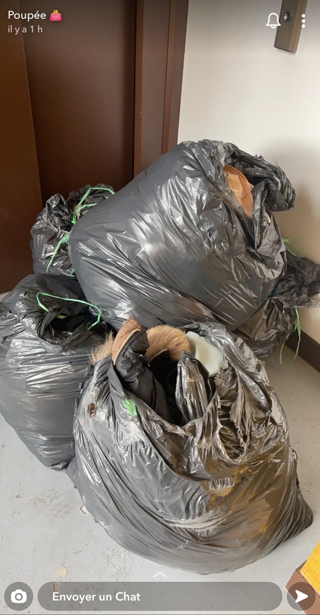 apaisetonc's tweet photo. Comment cela est possible ? Tu travailles pas, tu cuisine pas. Tu fais rien de ta vie sauf des pdp et tu te retrouve avec autant de linge sale ? 🤮🤮 Quel crasseuses que tu es ! Après les douche 1fois par mois voilà ton linge tout sale depuis des mois 🤮 #poupettekenza https://t.co/mDKay1J7k6