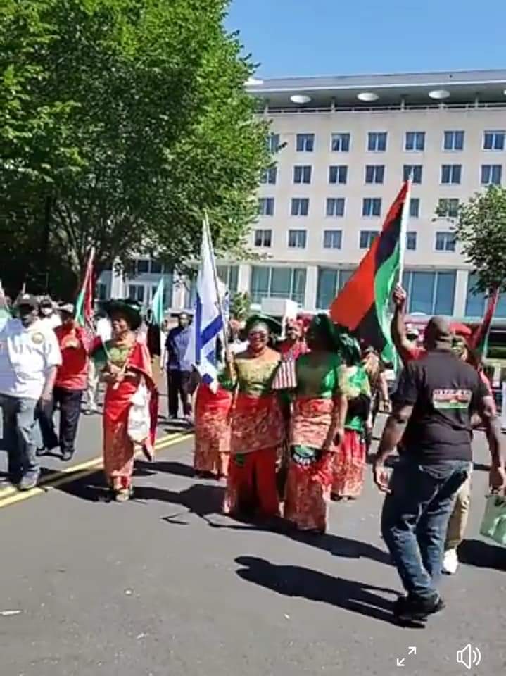 NWAEZESUNDAY4's tweet photo. Happening Live now in USA... PROTEST going on right Now. Biafrans Matching to Washington DC.. All hail Biafra
#EndNigeriaNowToSaveLives
#BiafraNationNow
#BiafraReferendum
#OduduwaNationNow
#middlebeltNationNow https://t.co/PrYGYotWvK