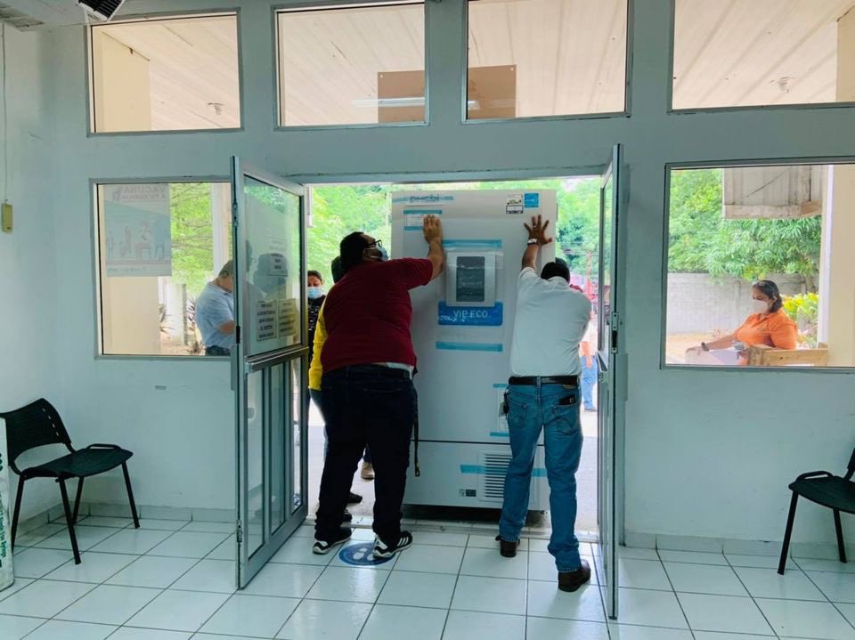 RSD_CORTES's tweet photo. #CortesListo
Se reciben e instalan en el Almacén de Biológicos, las cámaras de ultra refrigeración con el fin de dar almacenamiento a las vacunas contra la #COVID19 #Pfizer BioNTech.
Estas deben contar con un almacenamiento de baja temperatura (-80c.💉)

#HondurasSeVacuna https://t.co/sqvYkZx2LB