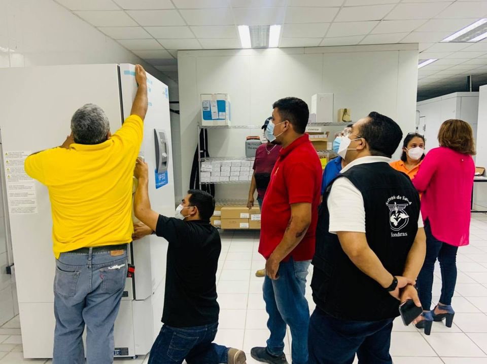 RSD_CORTES's tweet photo. #CortesListo
Se reciben e instalan en el Almacén de Biológicos, las cámaras de ultra refrigeración con el fin de dar almacenamiento a las vacunas contra la #COVID19 #Pfizer BioNTech.
Estas deben contar con un almacenamiento de baja temperatura (-80c.💉)

#HondurasSeVacuna https://t.co/sqvYkZx2LB