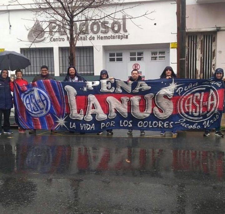 PeniaCASLAlanus's tweet photo. Debido al día mundial del donante d sangre(14/06)este sábado estaremos donando sangre. Nos enorgullece que en los últimos años diferentes peñas y hasta SAN LORENZO institución ceda un espacio para llevar a acabo está acción tan importante y solidaria https://t.co/IQyz5rqSdu💙❤️💙 https://t.co/a7piGh8APl