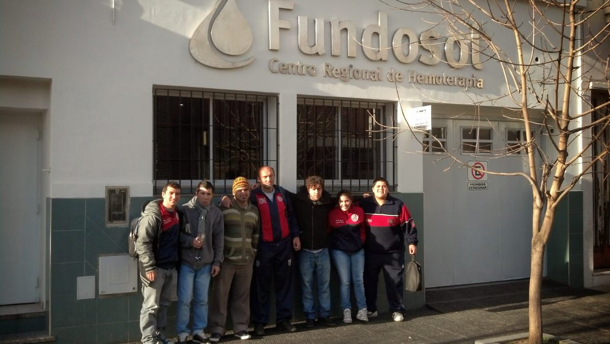 PeniaCASLAlanus's tweet photo. Debido al día mundial del donante d sangre(14/06)este sábado estaremos donando sangre. Nos enorgullece que en los últimos años diferentes peñas y hasta SAN LORENZO institución ceda un espacio para llevar a acabo está acción tan importante y solidaria https://t.co/IQyz5rqSdu💙❤️💙 https://t.co/a7piGh8APl