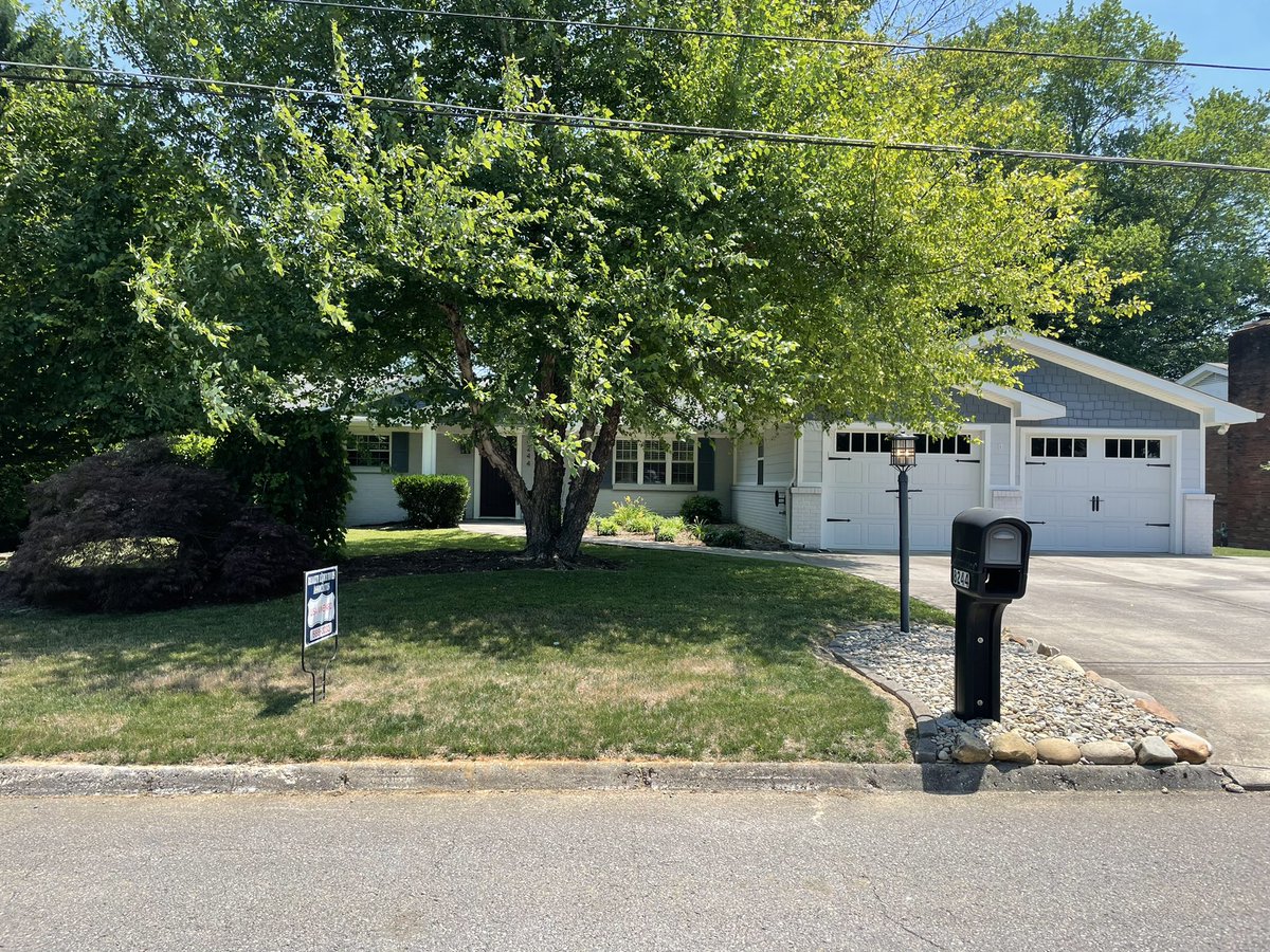DanaLCarper's tweet photo. We bought our first house!! 🏡🎉@phylophreak #FirstTimeHomeBuyers #powelltn https://t.co/XCik6PfrkI