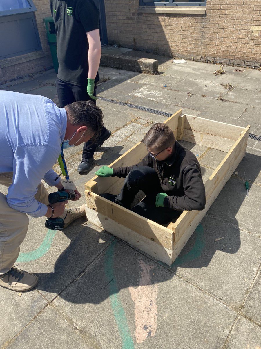 Tony &amp; our Smash group working flat out to improve our outdoor spaces in school 👏