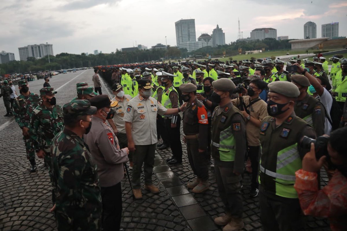 aniesbaswedan's tweet photo. Ini bukan semata-mata untuk menegakkan aturan, tetapi untuk melindungi kita semua. Menaati aturan berarti menghargai sesama dan nyawa orang lain. Jalankan tugas melindungi sesama anak bangsa ini dengan sepenuh hati, tanggung jawab dan disiplin.

#JagaJakarta #JakartaBangkit #PPKM https://t.co/QQ6ZgR0w7e