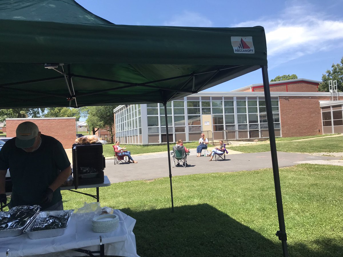 Closing out a year of <a href="/JohnnycakeElem/">JohnnycakeElem</a> alfresco teacher lunch bunches in style. Thank you <a href="/JenKDiLiberto/">Jen Di Liberto</a> and Brian at #crookedcreekgrillers!