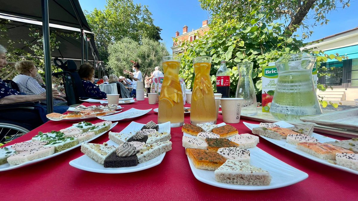 vanessa___dc's tweet photo. Aïe aïe aïe ! Le Mexique 🇲🇽 s’invite au Château de la Brague ! Des petits fours, des planteurs #mexicains🍹et de la musique 🎵 #DeLaVieChezDomusvi @antibes_jlp @Groupe_DomusVi https://t.co/OGTDAWVP95