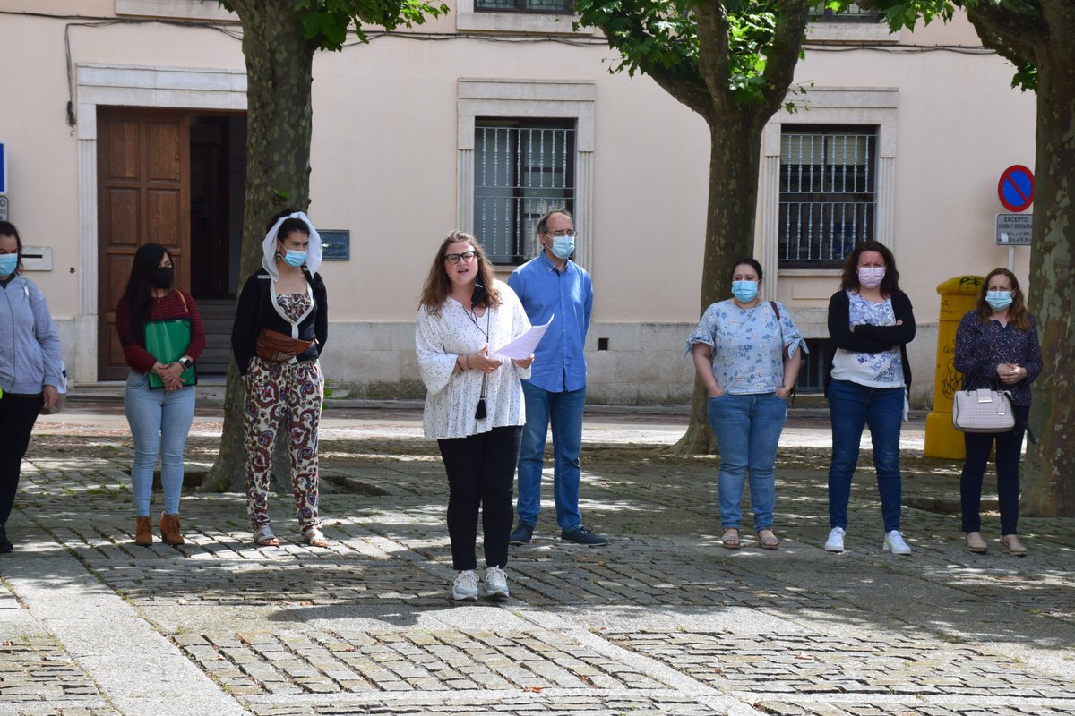 caritas_zamora's tweet photo. Con motivo del Día Mundial de los Refugiados y el final de la campaña 'Compartiendo el viaje' de Cáritas Internationalis, que se celebra el domingo 20 de junio, el programa de inmigrantes de Cáritas Zamora ha salido a la calle para realizar un pequeño gesto
#ProgramadeInmigrantes https://t.co/0vj6COukO8