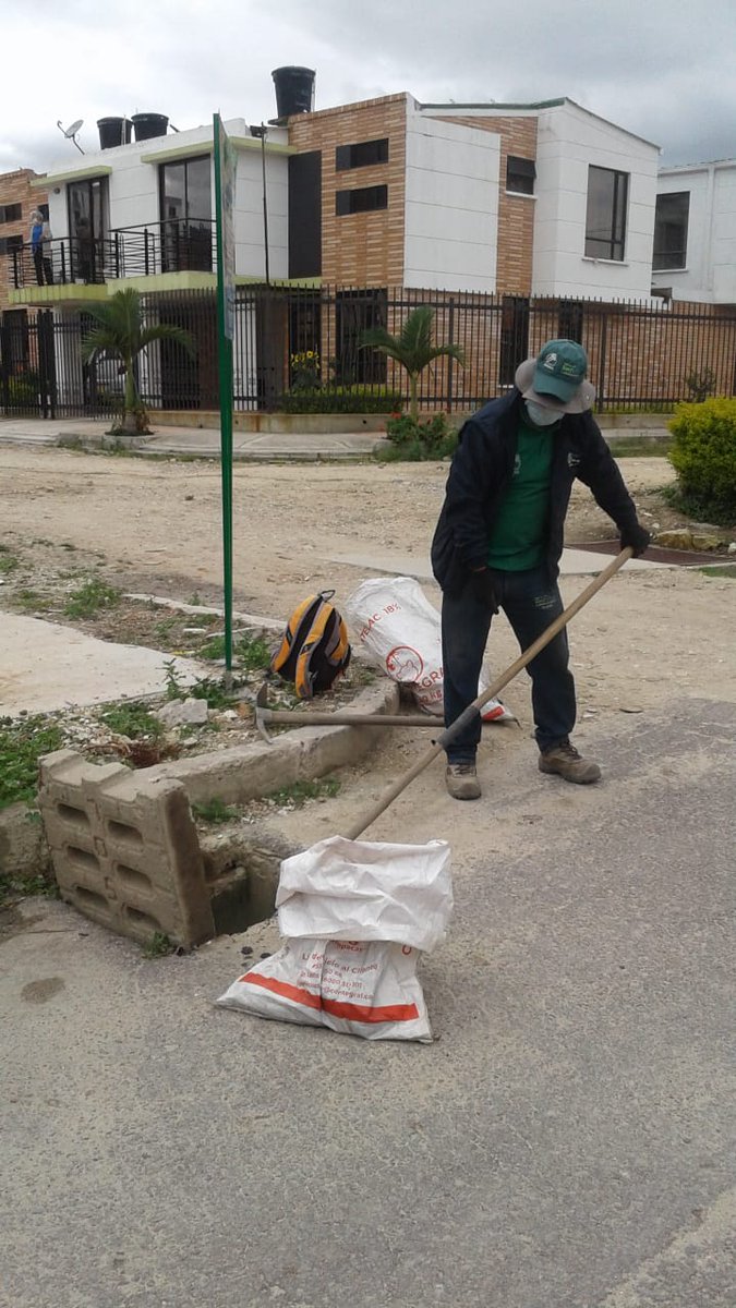 Nuestro personal del área de acueducto y alcantarillado de #RedVitalPaipa realizó construcción de pozo de inspección de aguas sanitarias en barrio Los Rosales; así mismo se hizo limpieza general de sumideros de aguas lluvias en el barrio El Bosque y sectores aledaños.