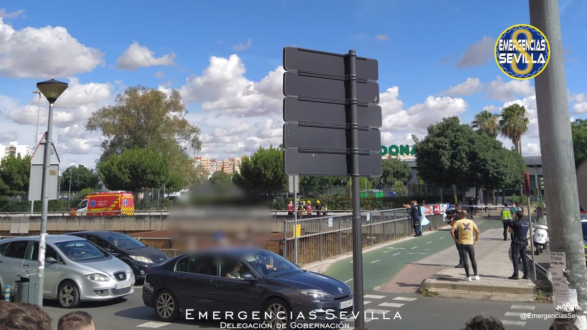 EmergenciasSev's tweet image. 🔴Corte total en Ronda Urbana Norte #Sevilla en ambos sentidos en un dispositivo de emergencias de auxilio a una persona.
En el lugar @PoliciaSevilla #Bomberos #DCCU #Epes061 @policia 
Retenciones de tráfico en las vías adyacentes.
Utiliza itinerarios alternativos.
Ampliaremos.