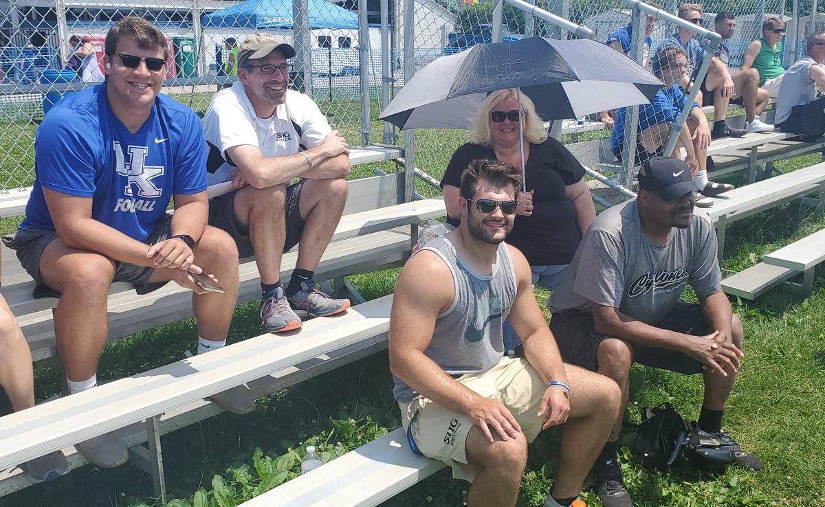 shgthrowsfar's tweet image. @devinhale55 cheering section.
&quot;Yay, Devin!&quot;
See?
#throwitfar #nextlevelCycs 
@MelisaHale15 @ajlust89 @GrantEdwards54