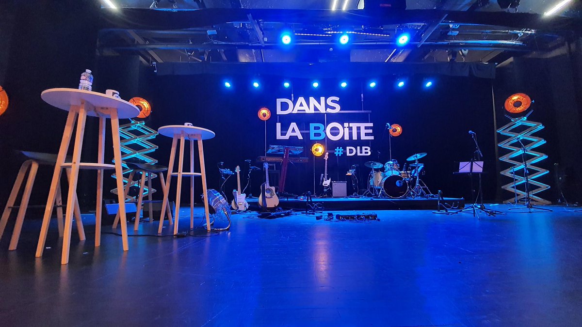 Lorient_Event's tweet photo. La vie reprend au Palais des Congrès #Lorient
Tout est prêt pour la finale "Dans la Boîte"  @ProsCGroup @TelegLorient présenté par @xavreivax 🎤 et avec Dan Ar Braz 🎸
Quel plaisir de rallumer le son et les lumières😃
RDV en direct à 20h45 sur @TebeoTV_Tebesud 📺
#startup #bzh https://t.co/y9cSsArItU