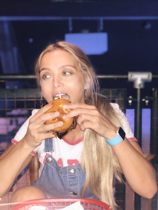 Broody for a burger 😋 https://t.co/XlN1Y2uFtM