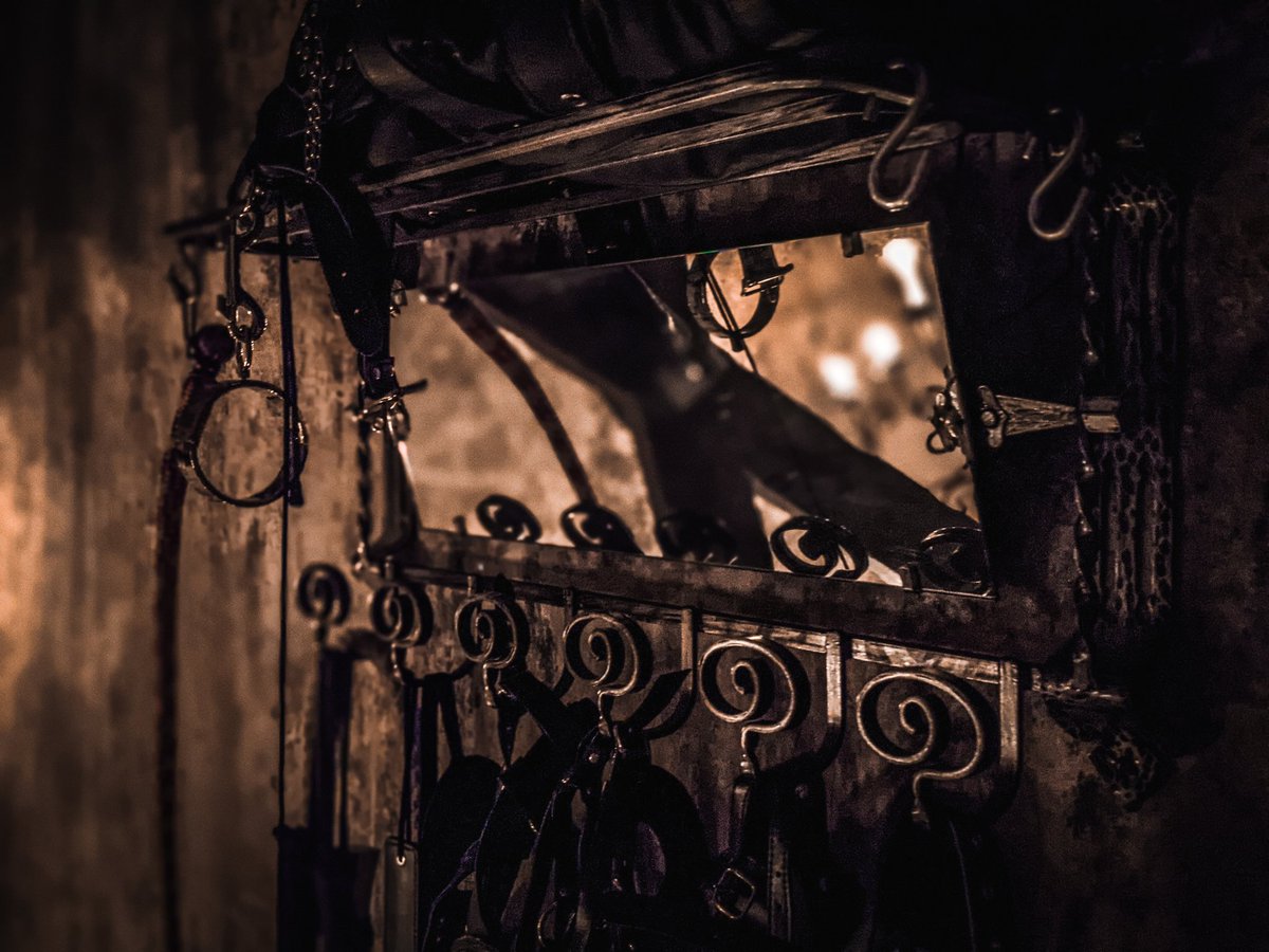 CrypteBlanche's tweet photo. Un petit aperçu de la crypte installée... ⛓️🗝️🕯️

#bdsm #bdsmprison #dominatrix https://t.co/V3upyxjtiB