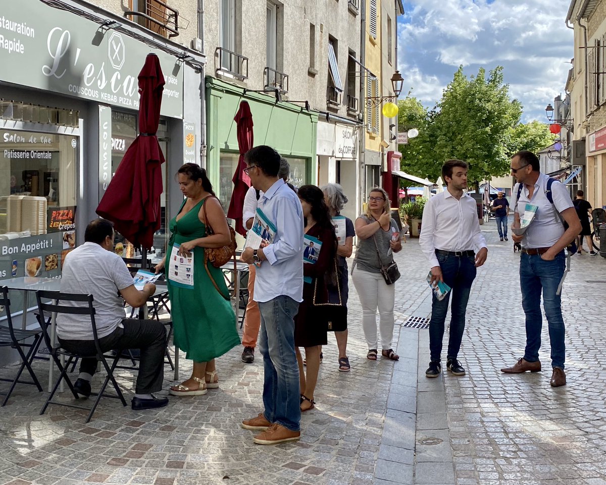 partisocialiste's tweet photo. Déambulation dans les rues de #Melun pour transmettre tout l’enthousiasme et la détermination d’une campagne de terrain, solidaire et écologique autour de nos candidats aux élections départementales et régionales ! Dimanche, on vote @idf_encommun #AvecAudrey 🌹💪 https://t.co/jVa0R91Hbh