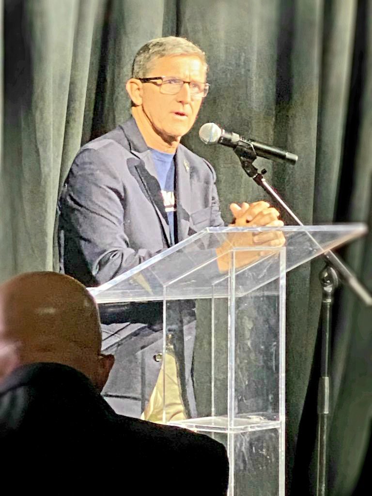 SenBLindstrom's tweet photo. #FBF to the unveiling of the first panel of the @USAWallofHonor, the Presidential Seal, handcrafted with hundreds of pieces of steel by artist, Tim Lampros, and hearing remarks from Gen. Michael Flynn...The room was full of energy and patriotism! 🇺🇲 https://t.co/vamT5SaijU
