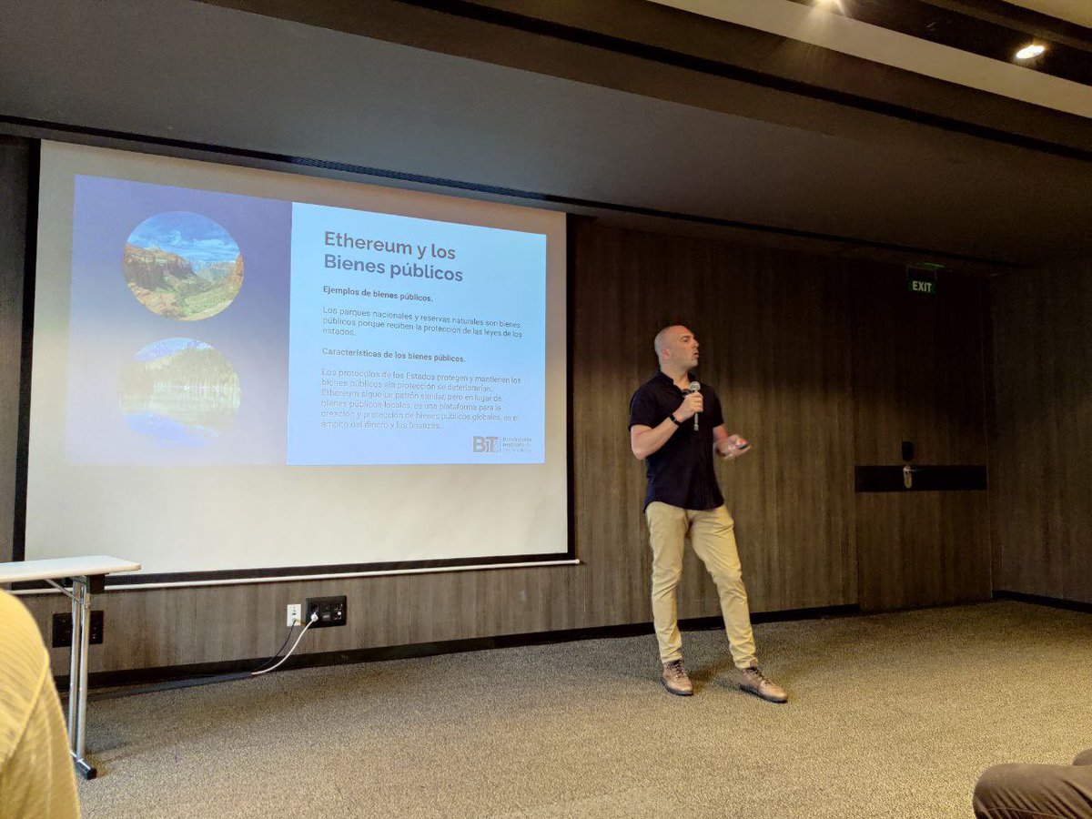 BiTBcn's tweet photo. Nuestros profes hablando sobre la Industria Financiera 4.0
#eventoBarcelona #BitBcn #blockchain #bitcoin
@lluis_mas_ @Valenti03713316 @asalvany @AlexisTexeiro https://t.co/BndgbZqvUo
