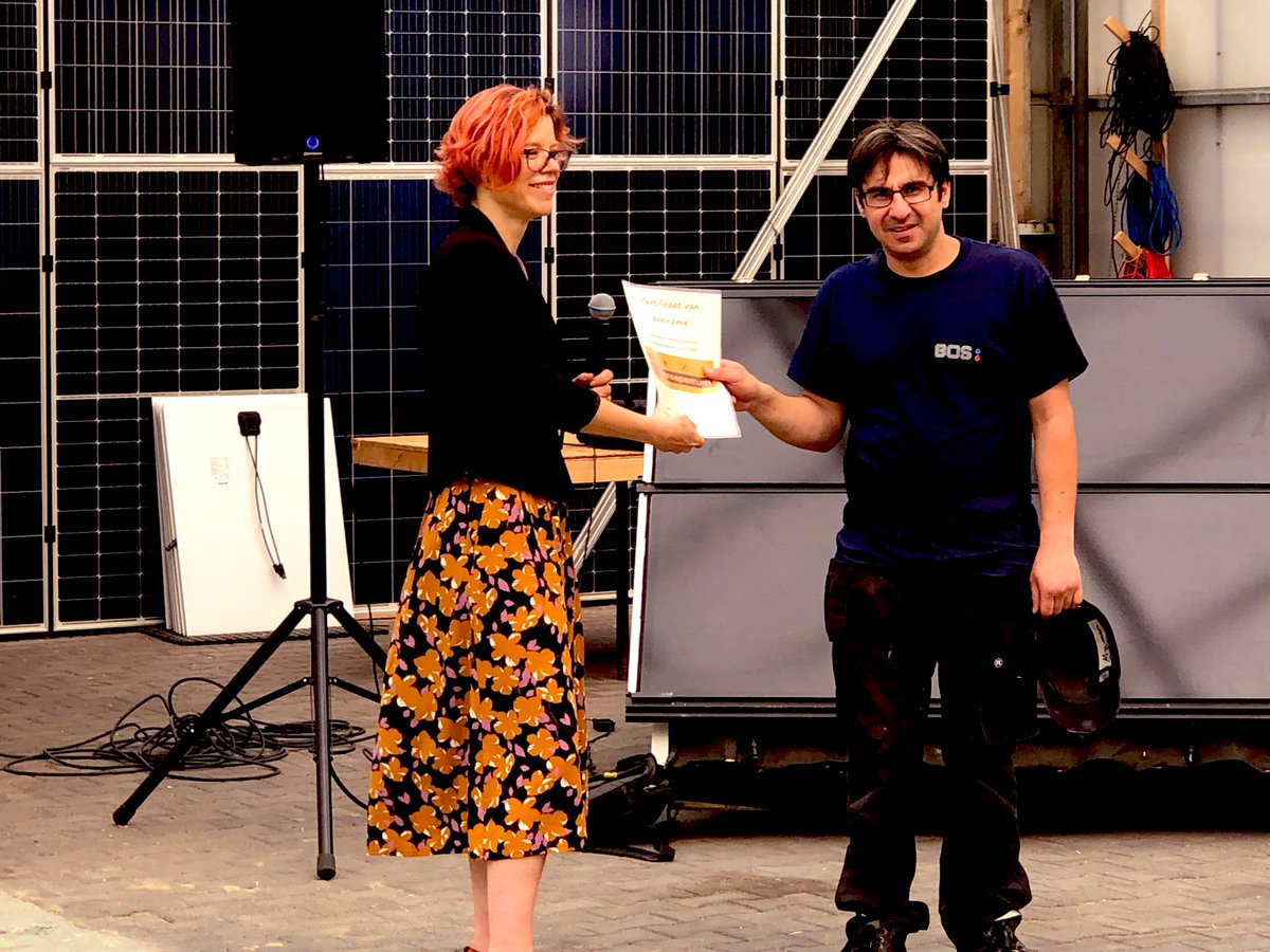 bobscherrenberg's tweet photo. Vandaag hebben we de feestelijke uitreiking van de eerste certificaten aan de deelnemers van de #beroepentuin, door wethouder @LindaVoortman, gehad. Alle kandidaten hebben een mooie baan in de bouw, infra of installatietechniek gevonden. 💐🥂🍾#Overvecht  #ONO #gemeenteUtrecht https://t.co/yEeL2y0pc5